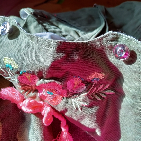 Girls Short Romper size 5T with sparkling Rhinestones on buttons! - Picture 10 of 12